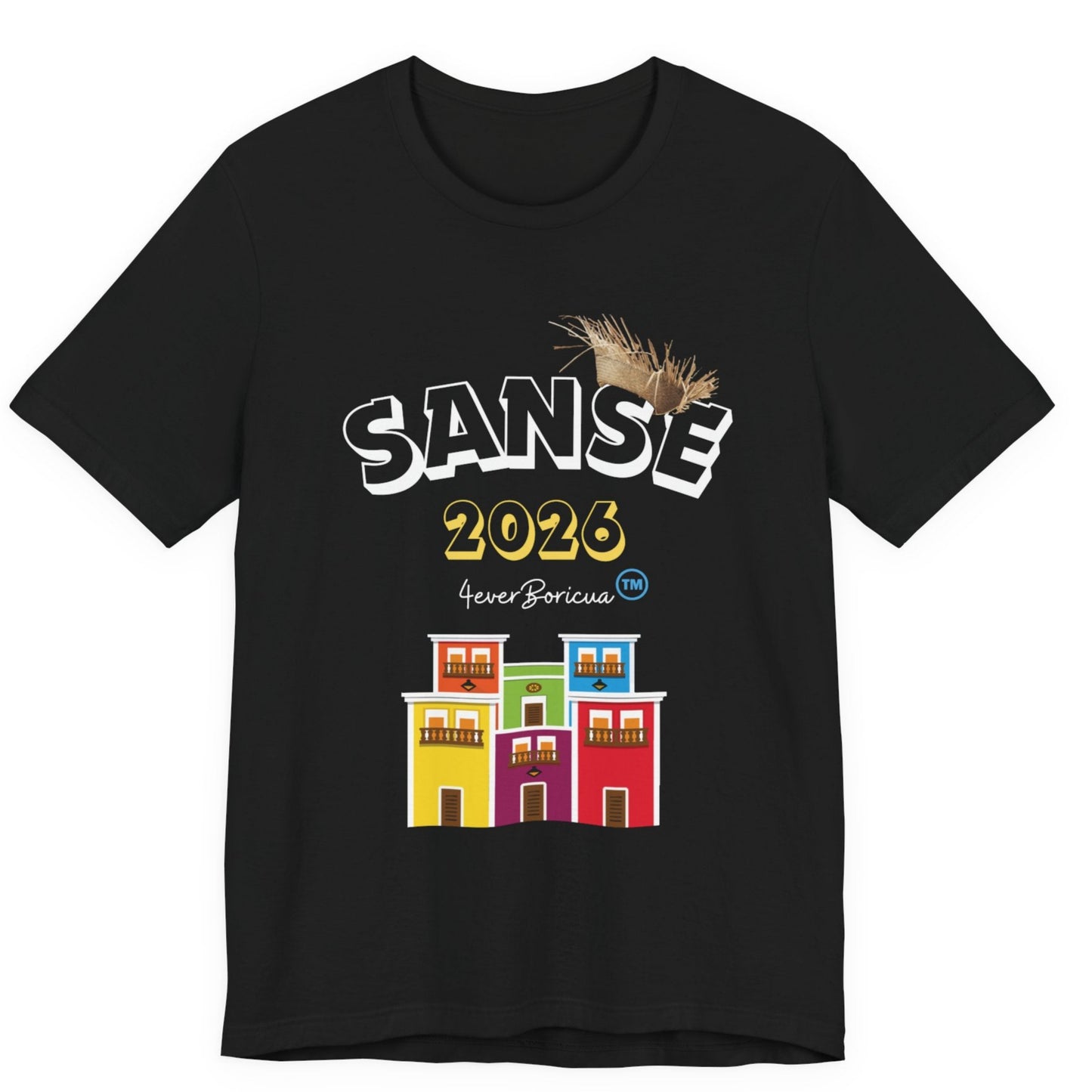 CAMISETA FIESTAS DE LA SANSE 2026 PALABRA SANSE EN LETRAS BLANCAS CON LA PAVA Y CASITAS DEL VIEJO SAN JUAN EN VARIOS COLORES. DISEÑO ORIGINAL 4EVERBORICUA.