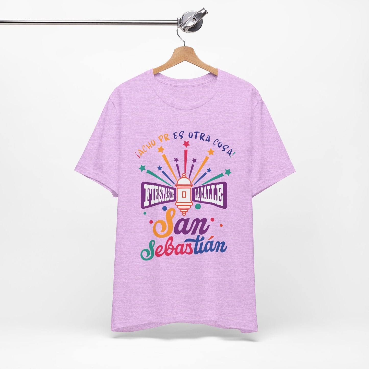 Camiseta Unisex ACHO PR Es Otra Cosa SANSE 2026 Puerto Rico PR Shirts Fiestas de la Calle San Sebastián - Lilac | 4everBoricua
