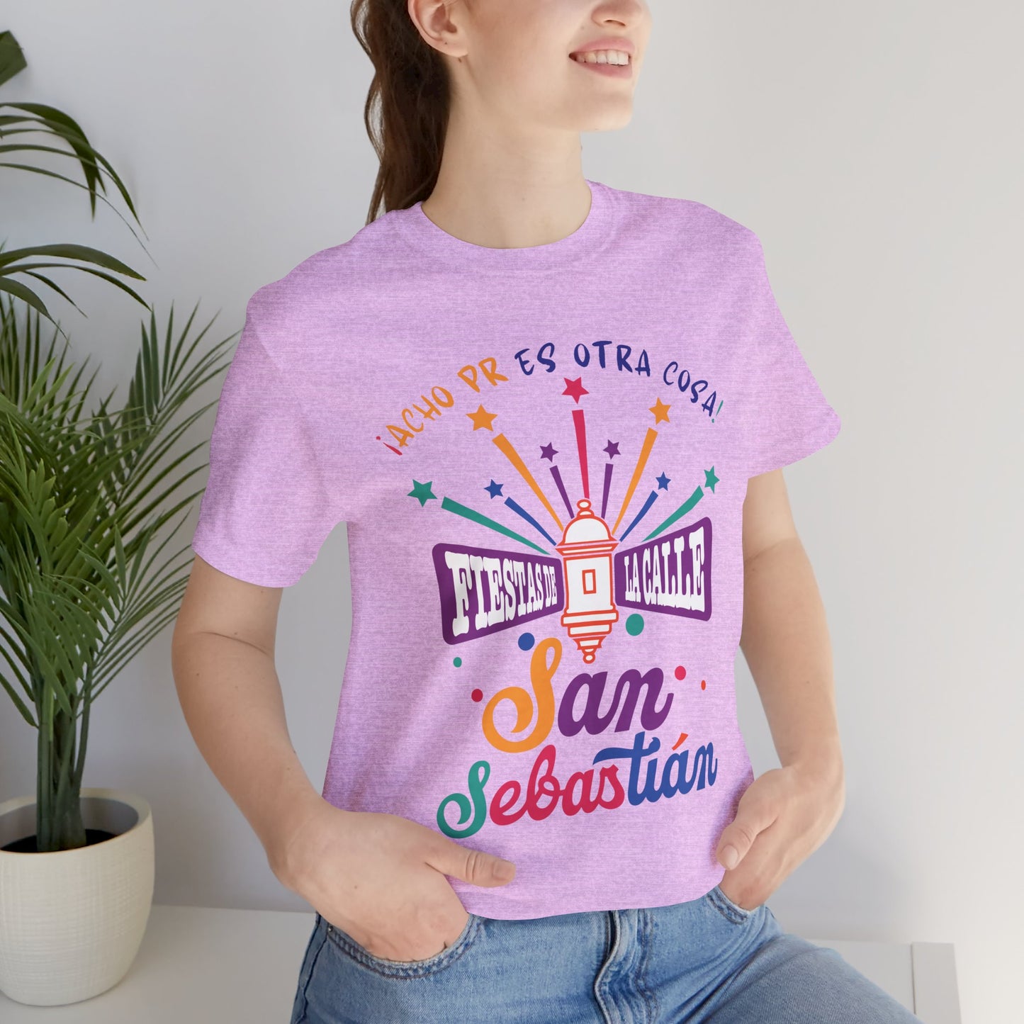 Camiseta Unisex ACHO PR Es Otra Cosa SANSE 2026 Puerto Rico PR Shirts Fiestas de la Calle San Sebastián - Lilac | 4everBoricua
