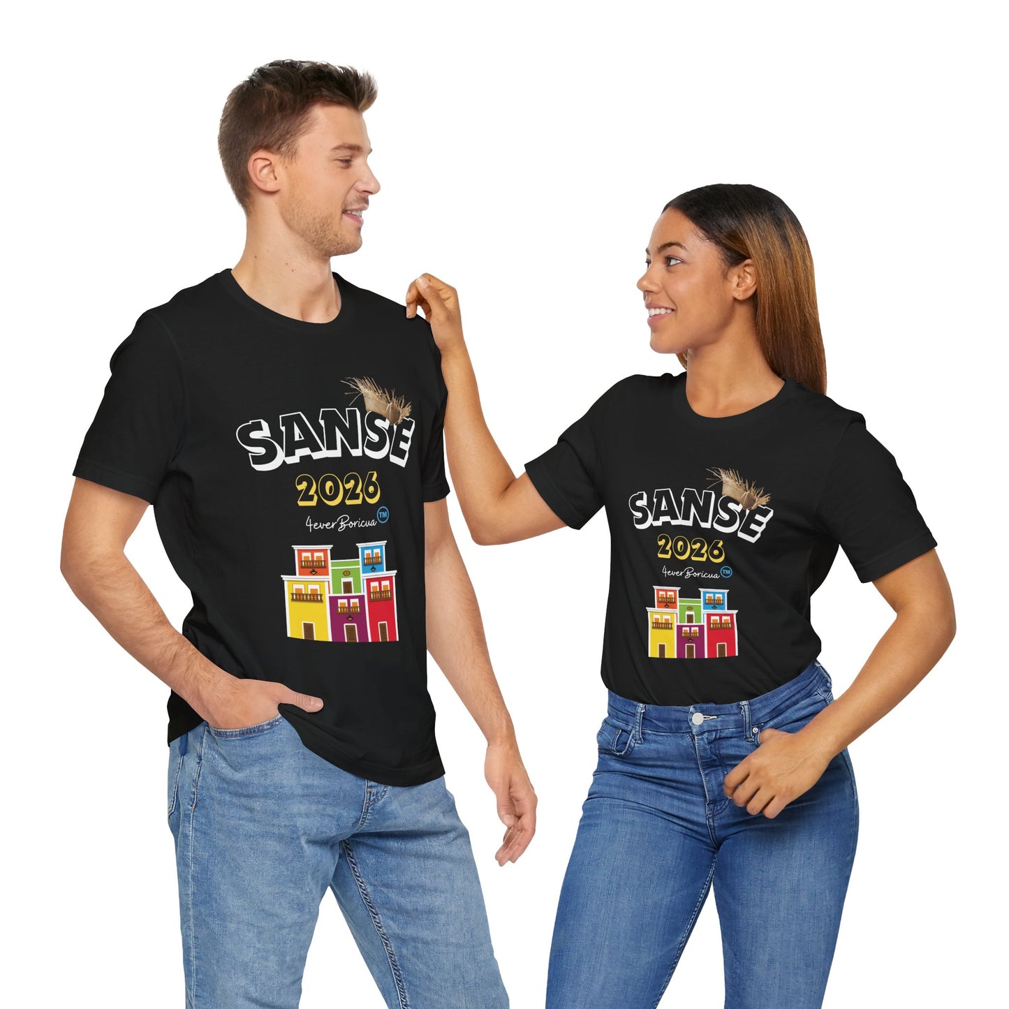 CAMISETA UNISEX FIESTAS DE LA SANSE 2026 PALABRA SANSE EN LETRAS BLANCAS CON LA PAVA Y CASITAS DEL VIEJO SAN JUAN EN VARIOS COLORES. DISEÑO ORIGINAL 4EVERBORICUA.