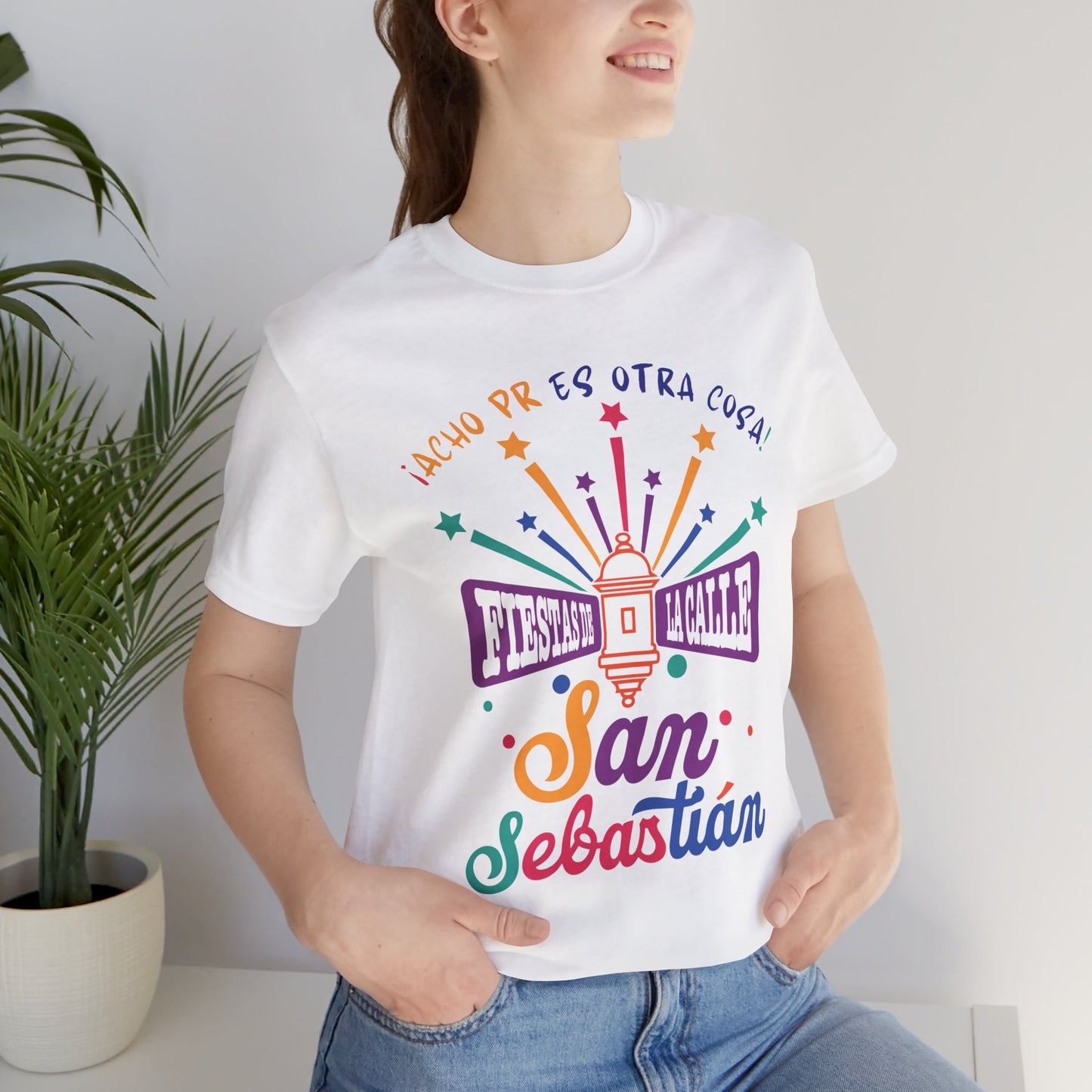 Camiseta Unisex ACHO PR Es Otra Cosa SANSE 2026 Puerto Rico PR Shirts Fiestas de la Calle San Sebastián - Blanca | 4everBoricua