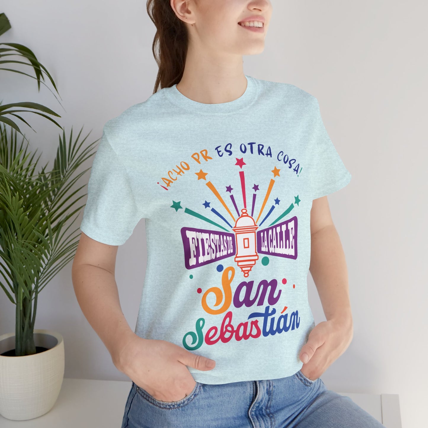Camiseta Unisex ACHO PR Es Otra Cosa SANSE 2026 Puerto Rico PR Shirts Fiestas de la Calle San Sebastián Ice Blue | 4everBoricua