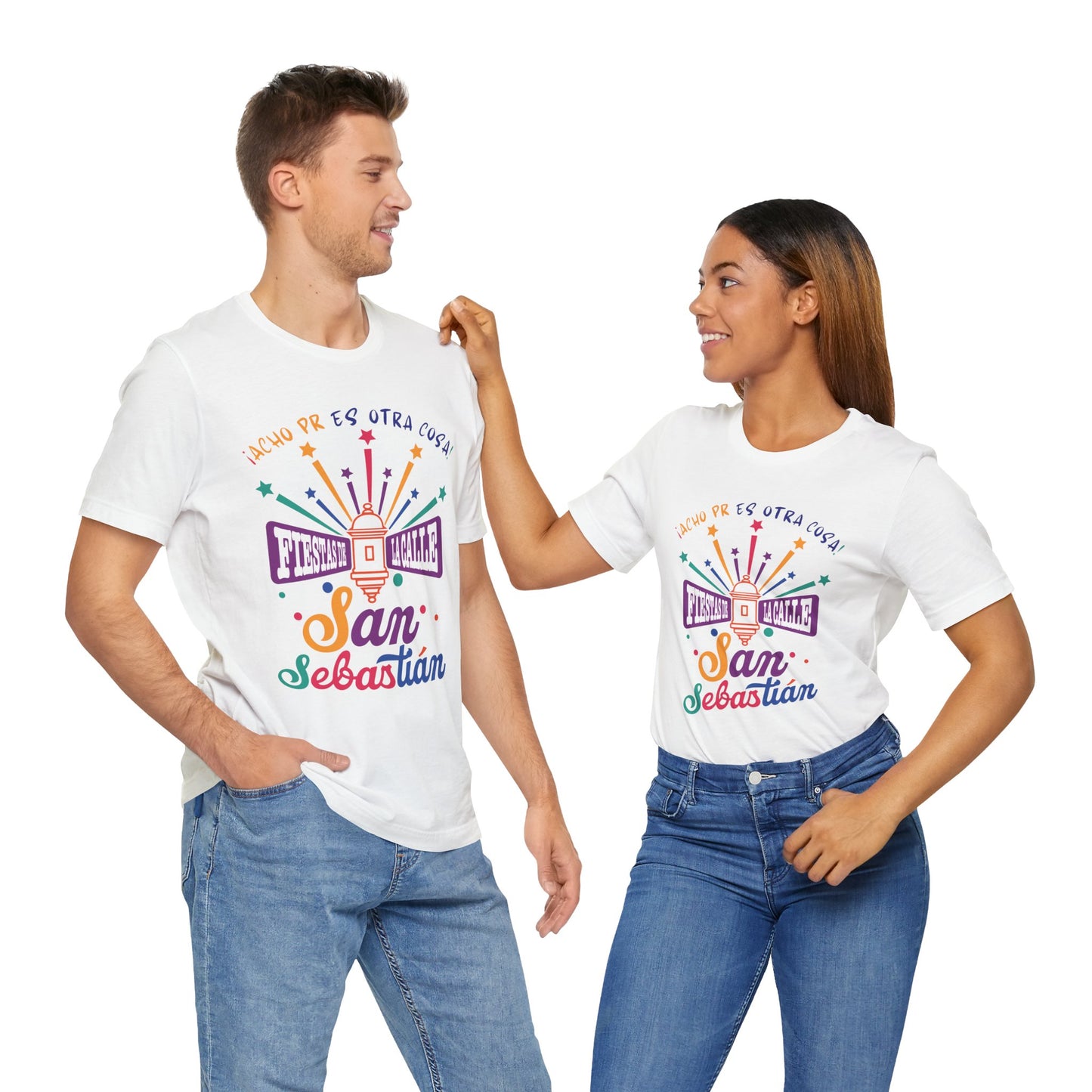 Camiseta Unisex ACHO PR Es Otra Cosa SANSE 2026 Puerto Rico PR Shirts Fiestas de la Calle San Sebastián - Blanca | 4everBoricua