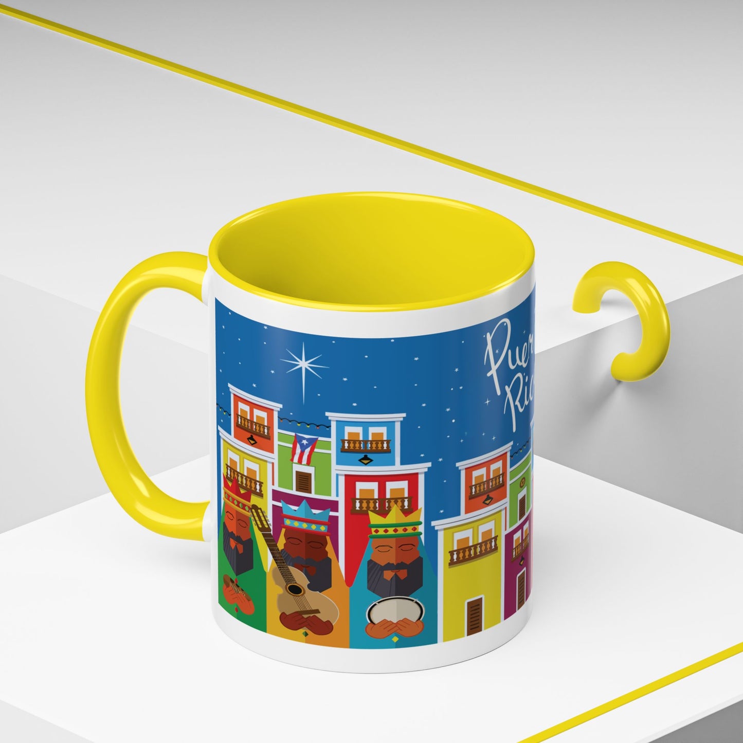 TAZA DE LOS TRES REYES MAGOS EN LA CIUDAD DE SAN JUAN PUERTO RICO. COLORIDA. ASA Y FONDO COLOR AMARILLO.THREE KINGS MUGS.