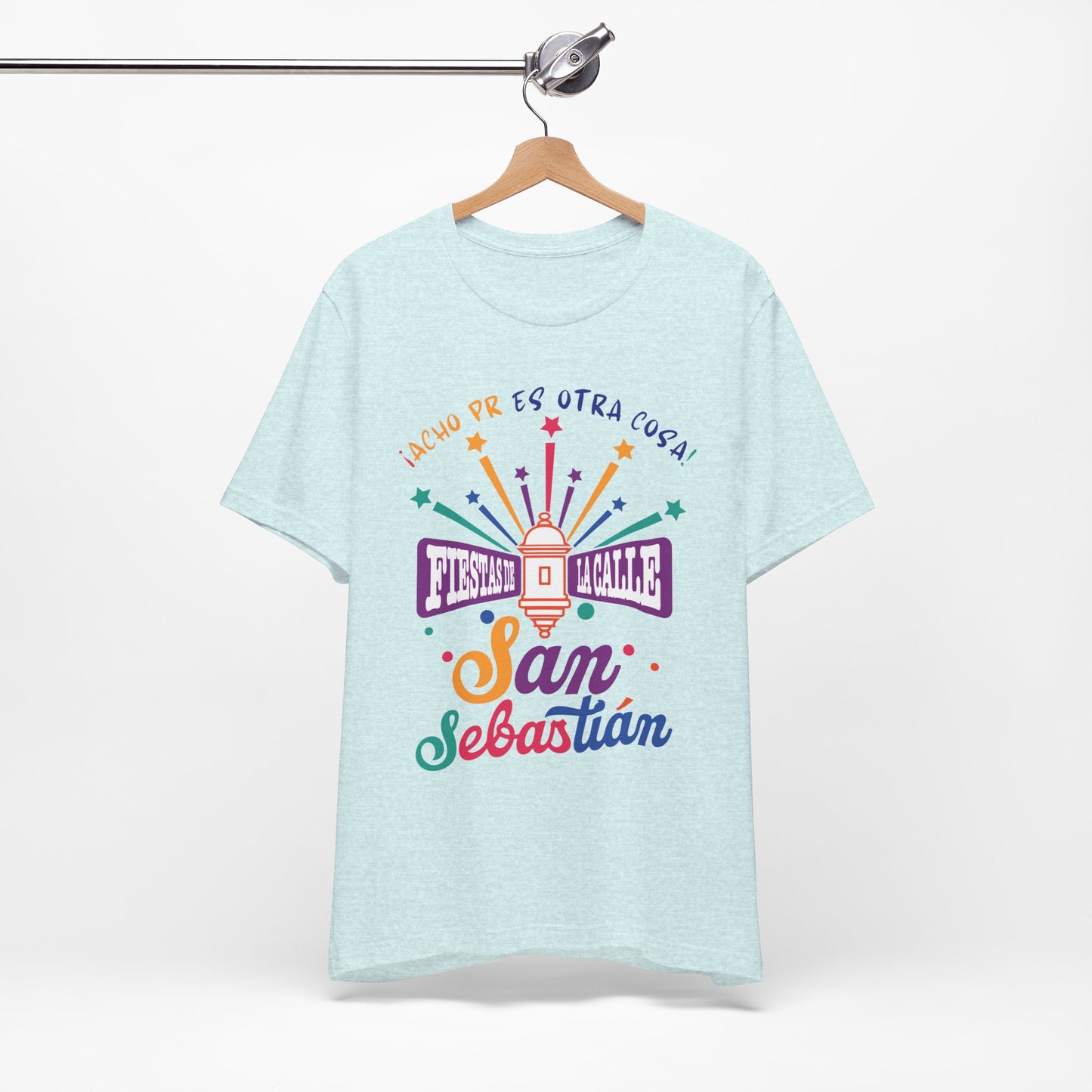 Camiseta Unisex ACHO PR Es Otra Cosa SANSE 2026 Puerto Rico PR Shirts Fiestas de la Calle San Sebastián Ice Blue | 4everBoricua