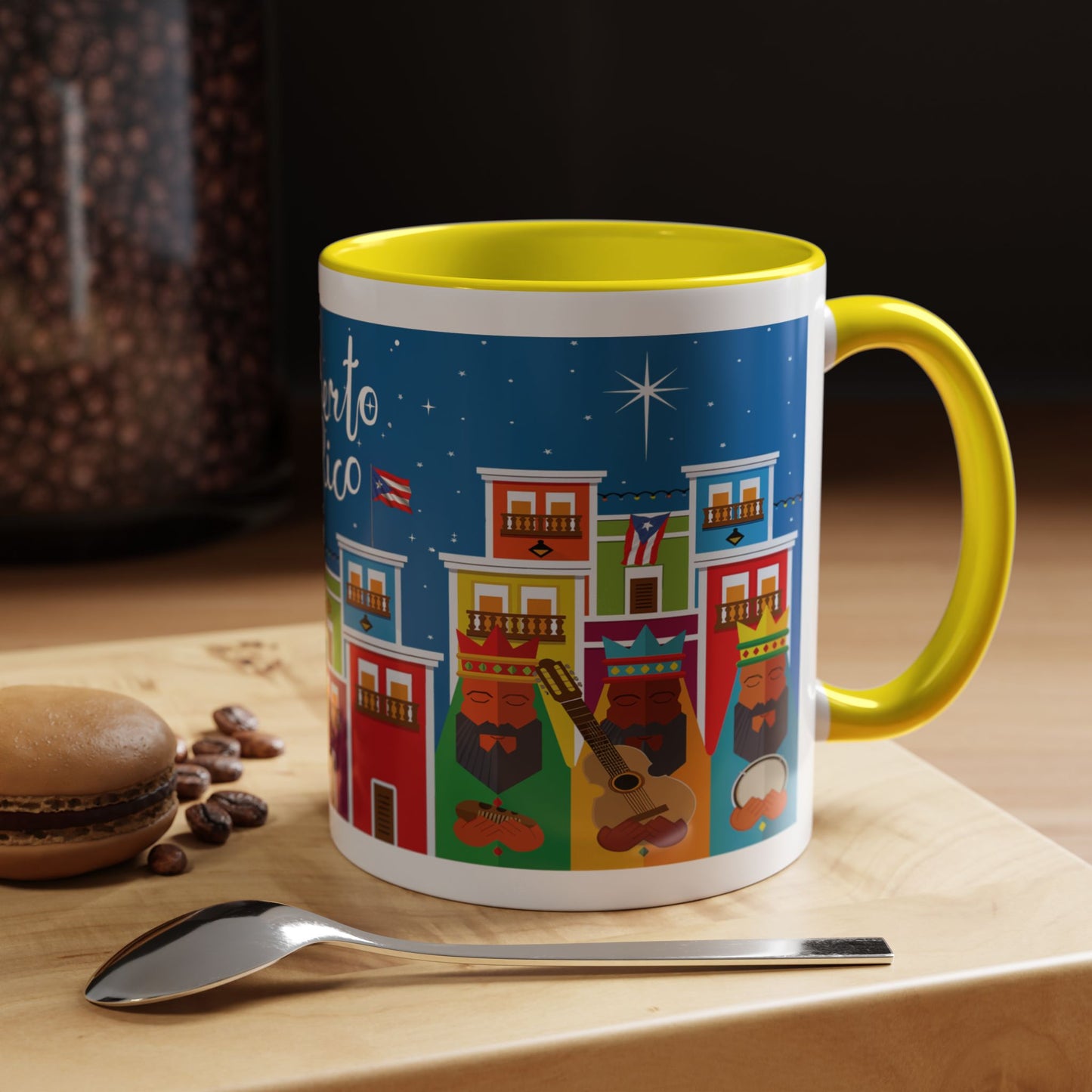 TAZA DE LOS TRES REYES MAGOS EN LA CIUDAD DE SAN JUAN PUERTO RICO. COLORIDA. ASA Y FONDO COLOR AMARILLO.THREE KINGS MUGS.