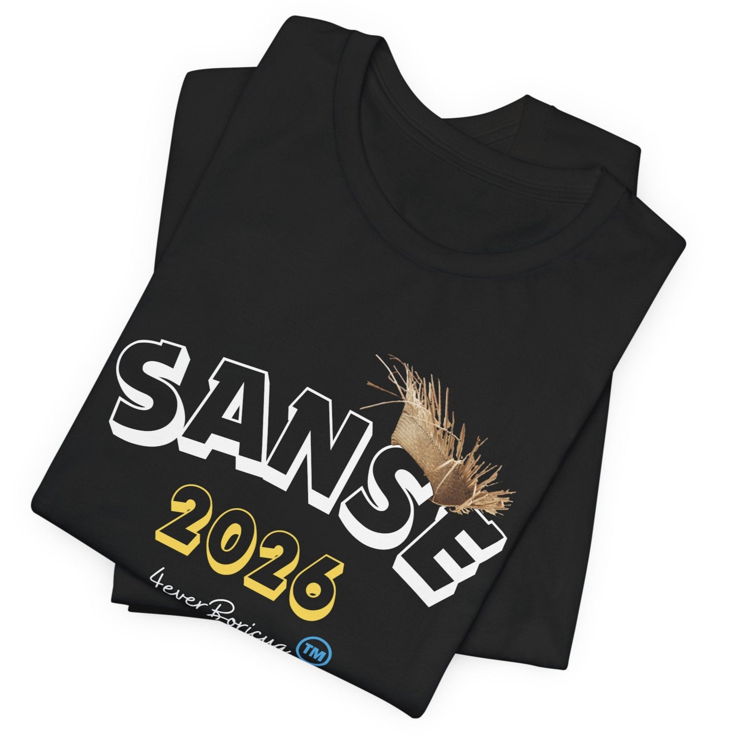 CAMISETA FIESTAS DE LA SANSE 2026 PALABRA SANSE EN LETRAS BLANCAS CON LA PAVA Y CASITAS DEL VIEJO SAN JUAN EN VARIOS COLORES. DISEÑO ORIGINAL 4EVERBORICUA.