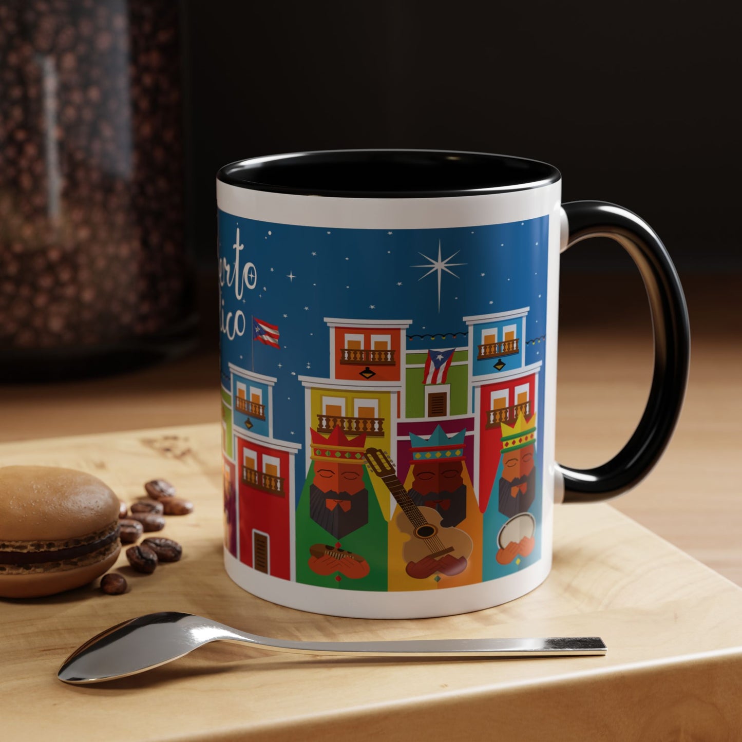 TAZA DE LOS TRES REYES MAGOS EN LA CIUDAD DE SAN JUAN PUERTO RICO. COLORIDA. ASA Y FONDO NEGRO. THREE KINGS MUGS.