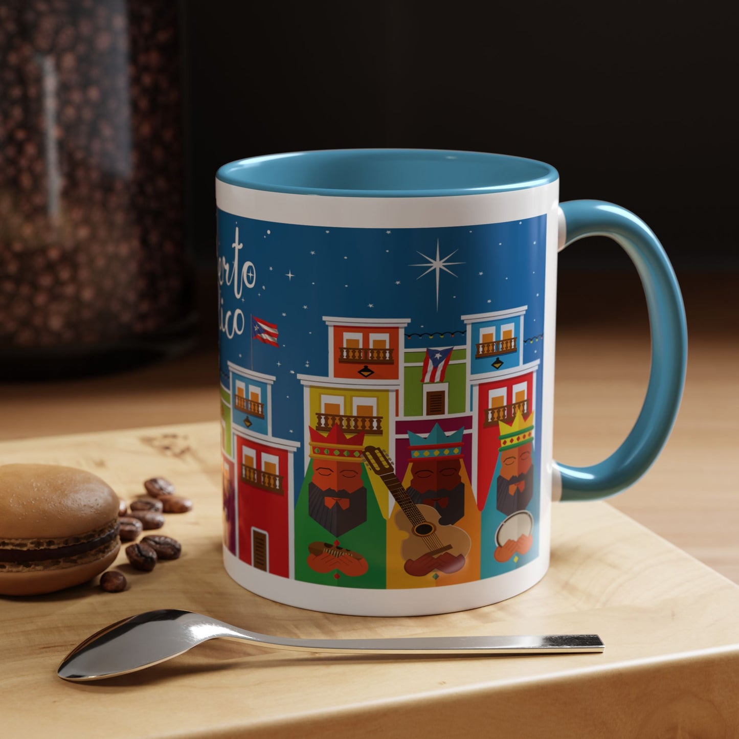 TAZA DE LOS TRES REYES MAGOS EN LA CIUDAD DE SAN JUAN PUERTO RICO. COLORIDA. ASA Y FONDO AZUL. THREE KINGS MUGS.