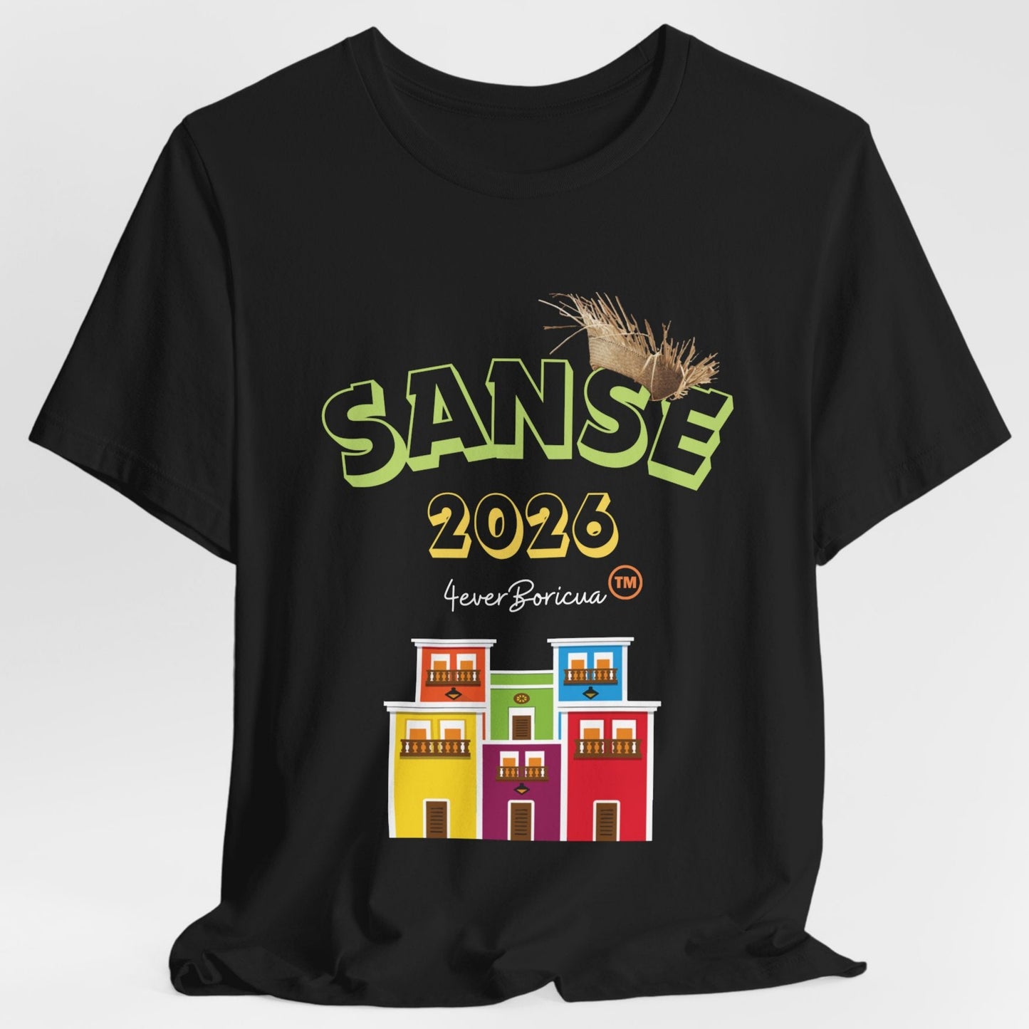 CAMISETA FIESTAS DE LA SANSE 2026 PALABRA SANSE EN LETRAS VERDE LIMA CON LA PAVA Y CASITAS DEL VIEJO SAN JUAN EN VARIOS COLORES. DISEÑO ORIGINAL 4EVERBORICUA.