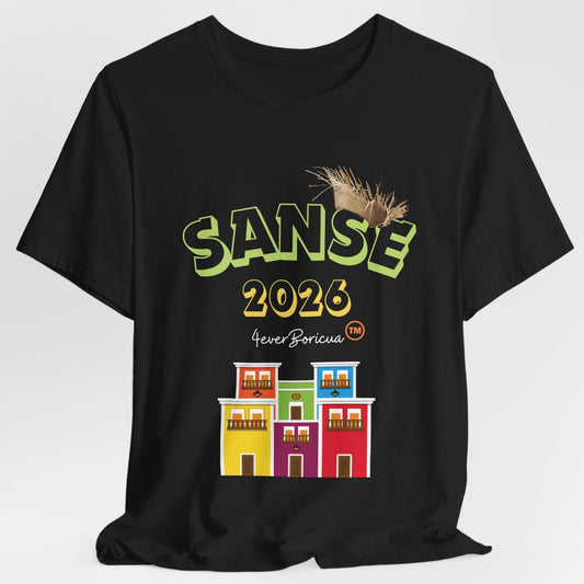 CAMISETA FIESTAS DE LA SANSE 2026 PALABRA SANSE EN LETRAS VERDE LIMA CON LA PAVA Y CASITAS DEL VIEJO SAN JUAN EN VARIOS COLORES. DISEÑO ORIGINAL 4EVERBORICUA.