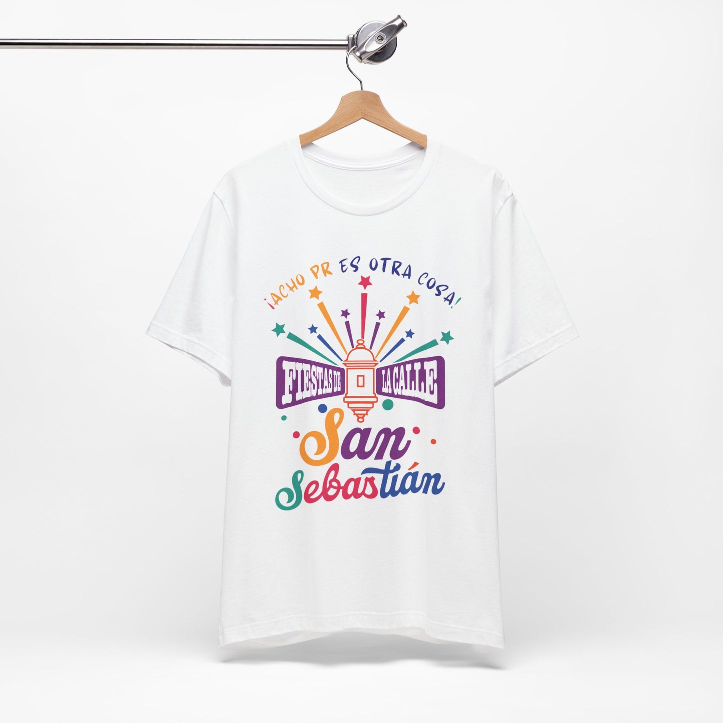 Camiseta Unisex ACHO PR Es Otra Cosa SANSE 2026 Puerto Rico PR Shirts Fiestas de la Calle San Sebastián - Blanca | 4everBoricua
