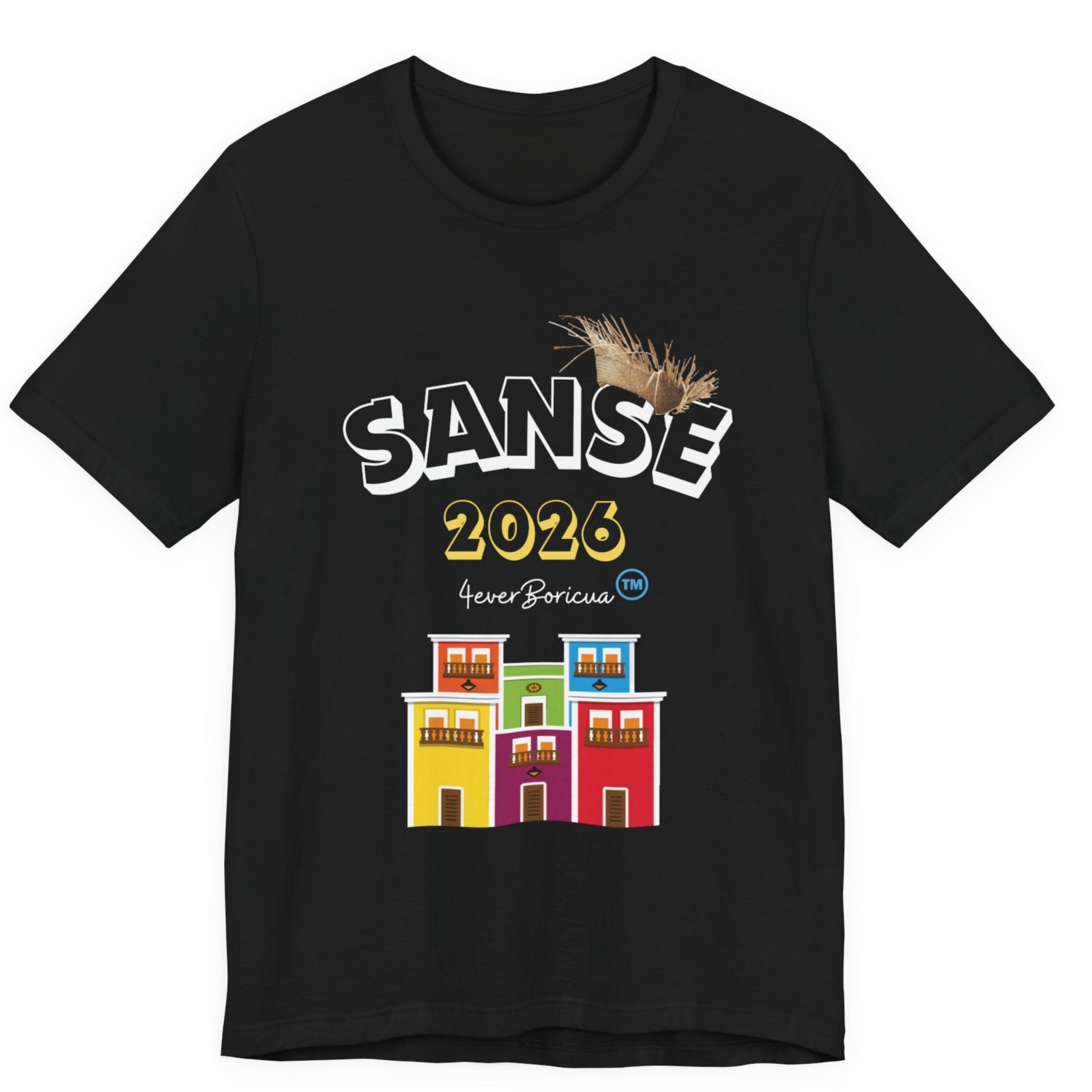 CAMISETA FIESTAS DE LA SANSE 2026 PALABRA SANSE EN LETRAS BLANCAS CON LA PAVA Y CASITAS DEL VIEJO SAN JUAN EN VARIOS COLORES. DISEÑO ORIGINAL 4EVERBORICUA.