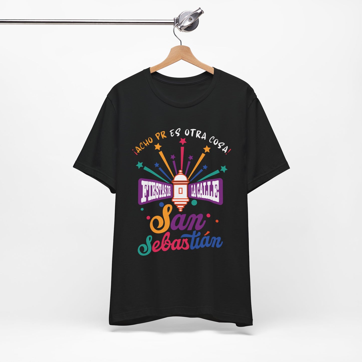 Camiseta Unisex ACHO PR Es Otra Cosa SANSE 2026 Puerto Rico PR Shirts Fiestas de la Calle San Sebastián - Negra | 4everBoricua