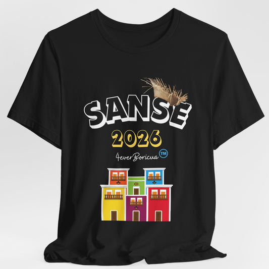 CAMISETA FIESTAS DE LA SANSE 2026 PALABRA SANSE EN LETRAS BLANCAS CON LA PAVA Y CASITAS DEL VIEJO SAN JUAN EN VARIOS COLORES. DISEÑO ORIGINAL 4EVERBORICUA.