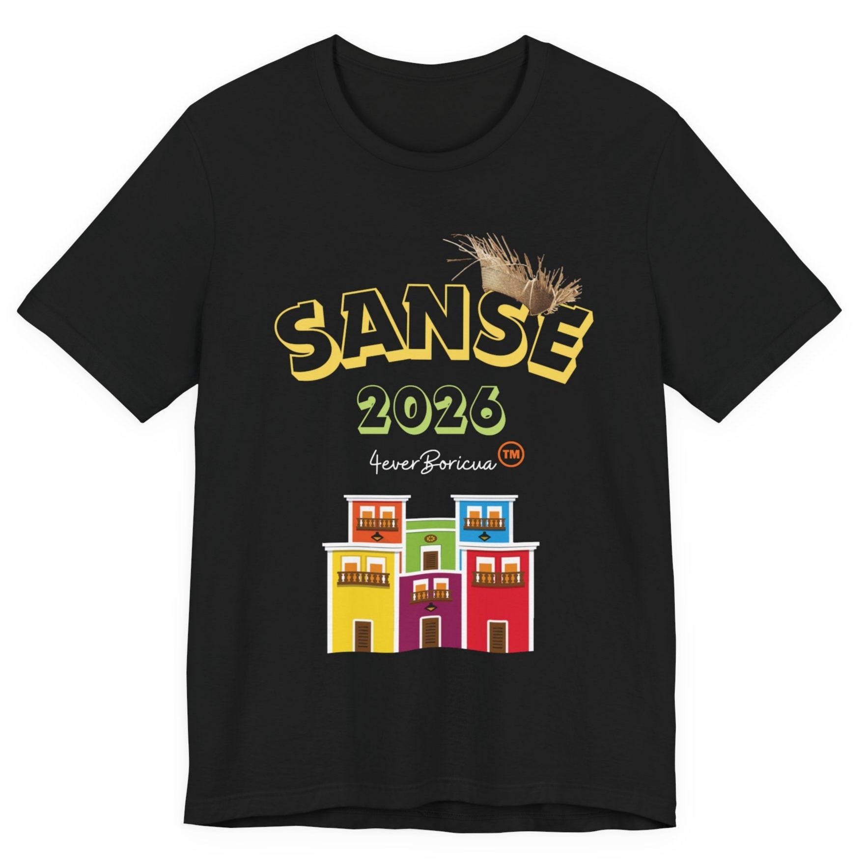 CAMISETA FIESTAS DE LA SANSE 2026 PALABRA SANSE EN LETRAS AMARILLAS CON LA PAVA Y CASITAS DEL VIEJO SAN JUAN EN VARIOS COLORES. DISEÑO ORIGINAL 4EVERBORICUA.