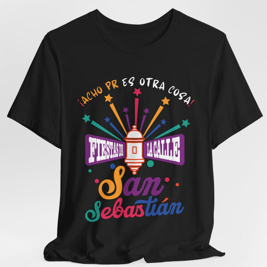 Camiseta Unisex ACHO PR Es Otra Cosa SANSE 2026 Puerto Rico PR Shirts Fiestas de la Calle San Sebastián - Negra | 4everBoricua