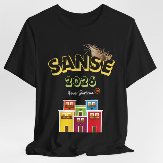 CAMISETA FIESTAS DE LA SANSE 2026 PALABRA SANSE EN LETRAS AMARILLAS CON LA PAVA Y CASITAS DEL VIEJO SAN JUAN EN VARIOS COLORES. DISEÑO ORIGINAL 4EVERBORICUA.