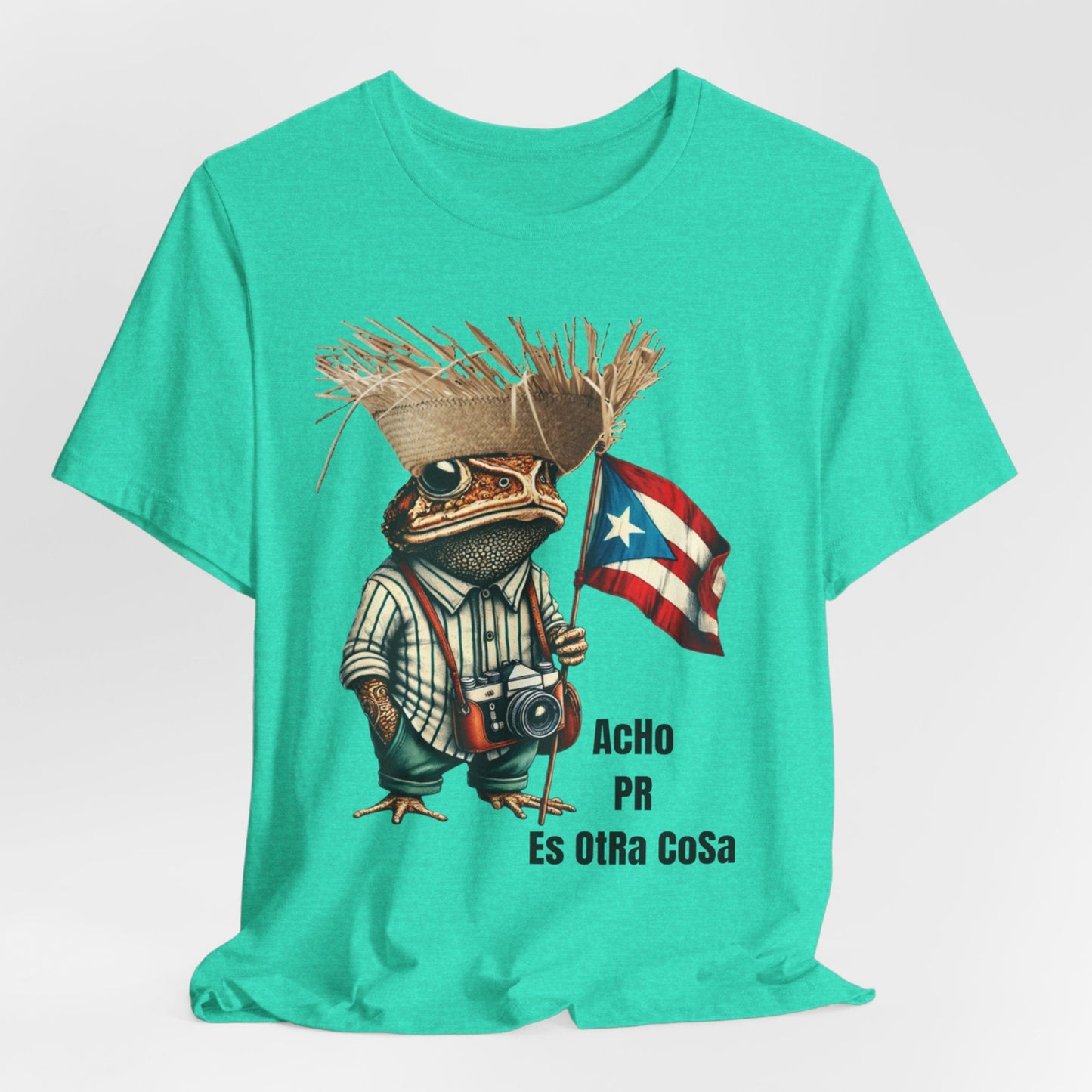 ACHO PR ES OTRA COSA CAMISETA PUERTO RICO CON EL SAPO CONCHO CON PAVA Y SOSTENIENDO BANDERA DE PR COLOR SEA GREEN UNISEX