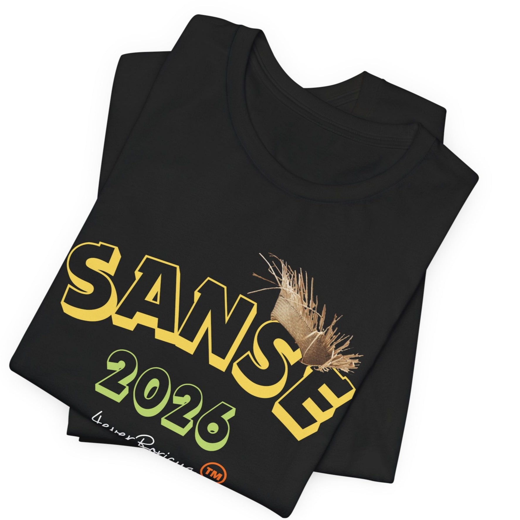 CAMISETA FIESTAS DE LA SANSE 2026 PALABRA SANSE EN LETRAS AMARILLAS CON LA PAVA Y CASITAS DEL VIEJO SAN JUAN EN VARIOS COLORES. DISEÑO ORIGINAL 4EVERBORICUA.