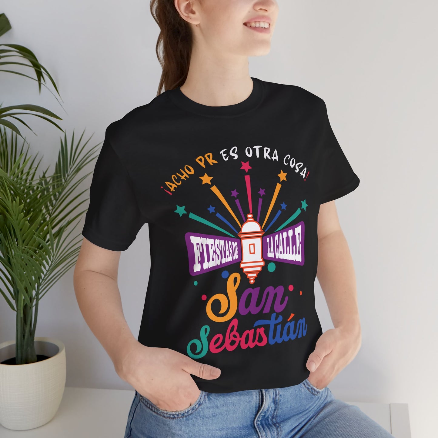 Camiseta Unisex ACHO PR Es Otra Cosa SANSE 2026 Puerto Rico PR Shirts Fiestas de la Calle San Sebastián - Negra | 4everBoricua