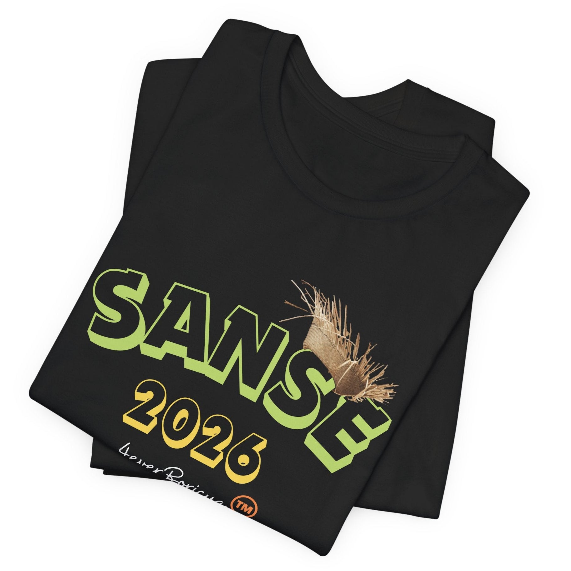 CAMISETA FIESTAS DE LA SANSE 2026 PALABRA SANSE EN LETRAS VERDE LIMA CON LA PAVA Y CASITAS DEL VIEJO SAN JUAN EN VARIOS COLORES. DISEÑO ORIGINAL 4EVERBORICUA.