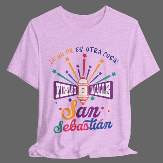 Camiseta Unisex ACHO PR Es Otra Cosa SANSE 2026 Puerto Rico PR Shirts Fiestas de la Calle San Sebastián - Lilac | 4everBoricua