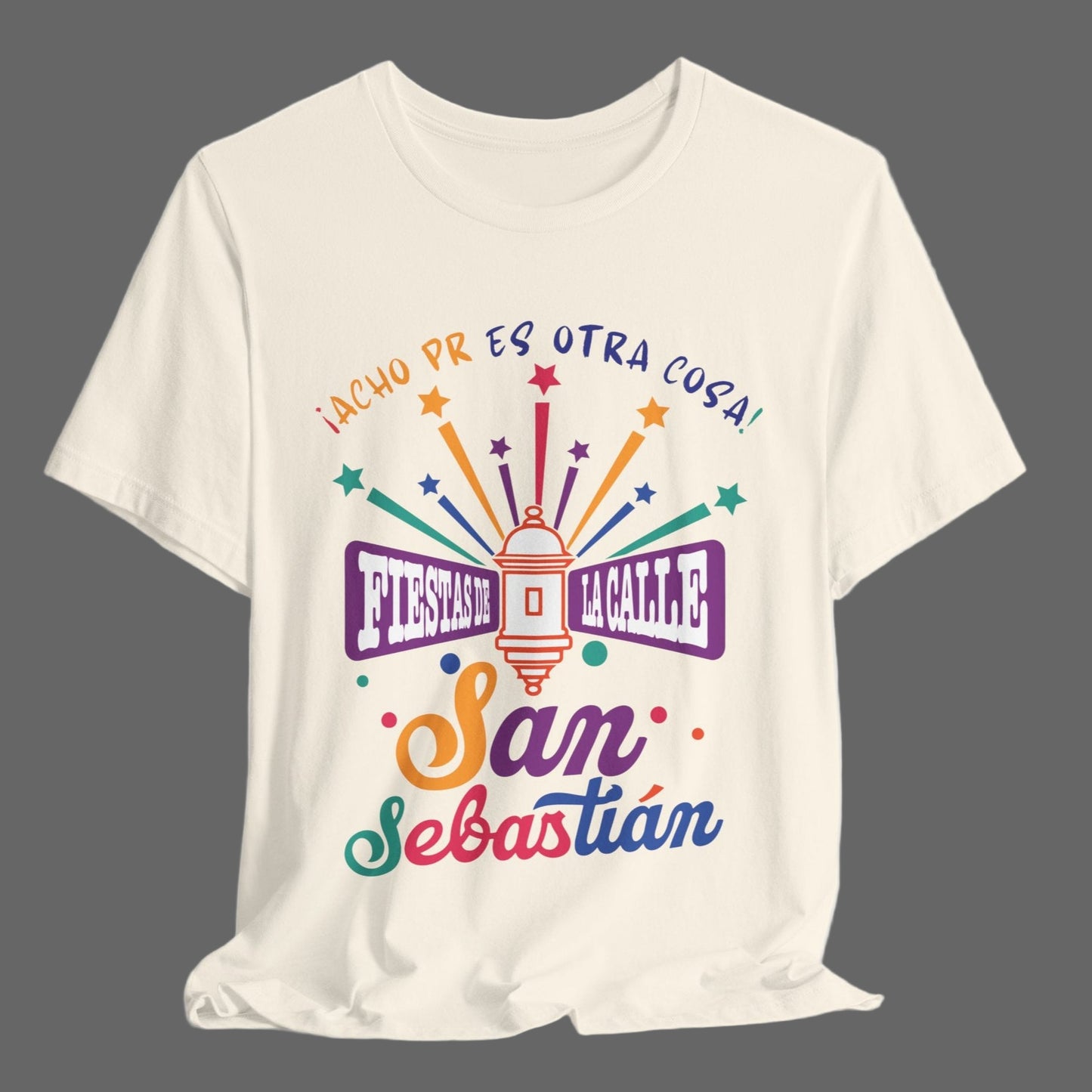Camiseta Unisex ACHO PR Es Otra Cosa SANSE 2026 Puerto Rico PR Shirts Fiestas de la Calle San Sebastián - Natural | 4everBoricua