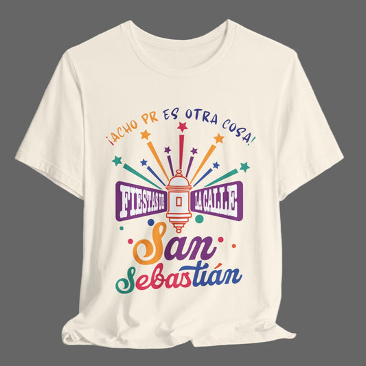 Camiseta Unisex ACHO PR Es Otra Cosa SANSE 2026 Puerto Rico PR Shirts Fiestas de la Calle San Sebastián - Natural | 4everBoricua